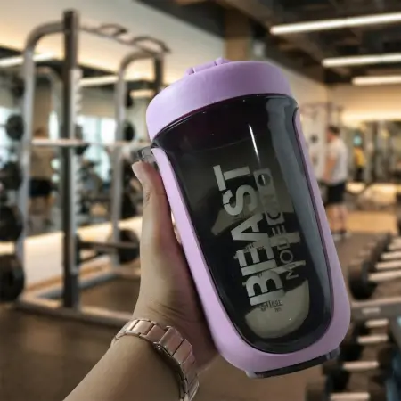 A8V0yArMzweEgjXYP68C0B4ix09n9qEKuNQBEsek.webp Premium Gym Shaker Bottle Ml Approx €“ Leak Proof Protein Shaker With Mixing Ball Bpa Free Sports Water Bottle For Fitness Gym Workout Protein Shake | Reusable, Leakproof, Portable, Dai